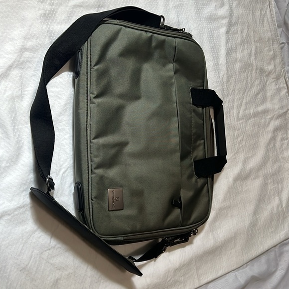 VICTORINOX laptop bag with a lot of pockets with Trolley sleeve. Unisex - Picture 5 of 6